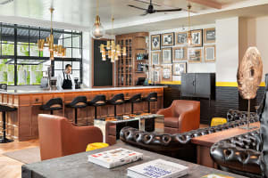 H10 Metropolitan Bar