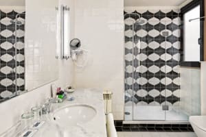 H10 Villa de la Reina Bathroom with Shower