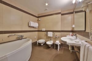 Best Western Grand Hotel Guinigi Guestroom Bathroom
