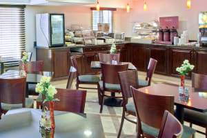 Best Western Plus Marina Shores Hotel Breakfast Area