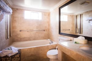 Best Western Plus Sunset Plaza Hotel Bathroom