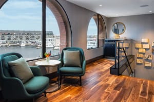 Boston Marriott Long Wharf lounge