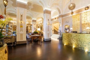 Hotel Bernini Palace Front Desk