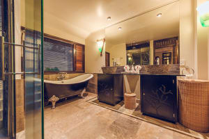 Crown Beach Resort & Spa Bathroom