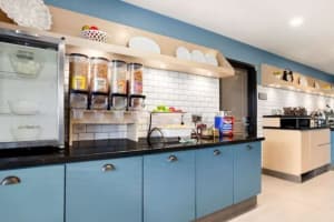 Country Inn & Suites by Radisson, Bozeman, MT Breakfast