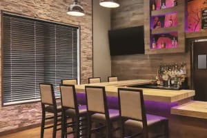 Hampton Inn & Suites Newark Airport Elizabeth Bar