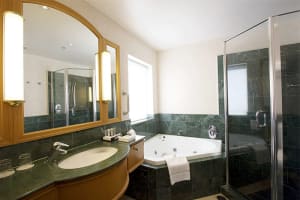 Crowne Plaza Surfers Paradise Guest Bath