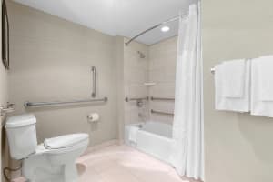 DoubleTree by Hilton Park City - The Yarrow Accessible Bathroom