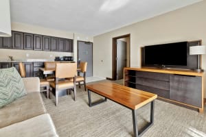DoubleTree by Hilton Park City - The Yarrow Suite Living Area