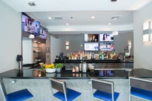 Embassy Suites by Hilton Miami International Airport Grill 305 Bar