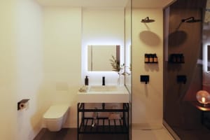 The ENGLiSH Hotel, Las Vegas, a Tribute Portfolio Hotel Bathroom
