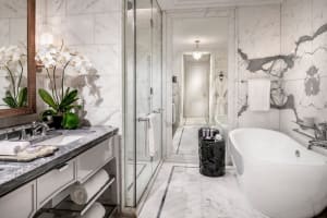 Four Seasons Hotel Jakarta Bathroom
