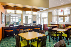 Fairfield Inn & Suites Savannah Downtown/Historic District Dining Area