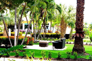 Holiday Inn Resort Grand Cayman Courtyard