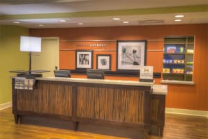 Hampton Inn & Suites Pensacola/Gulf Breeze Front Desk