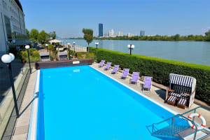 Hilton Vienna Danube Waterfront Pool