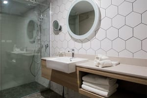 Crowne Plaza Alice Springs Lasseters Guest Bath