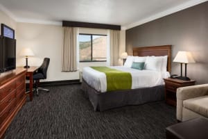 Best Western Plus Landmark Inn Guest Room