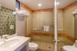 Luna Palace Hotel & Suites Bathroom