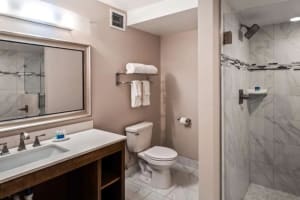 Best Western Ocean Breeze Inn Bathroom