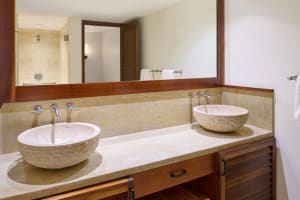 Royal Lahaina Resort & Bungalows Bathroom