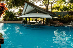 Si Como No Resort & Wildlife Refuge Swim-up Bar