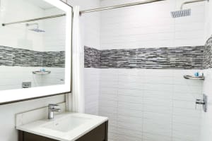 Sunset West Hotel, SureStay Collection by Best Western Bathroom
