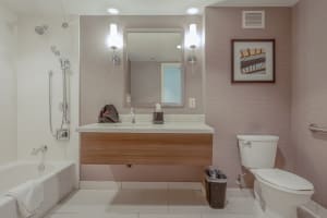 Sonesta Anaheim Resort Area Bathroom