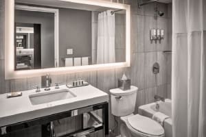 Sonesta Philadelphia Rittenhouse Square Guest Room Bathroom